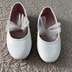 Toddler size 9 Classic White Girls' Mary Jane Shoes with Tulle Bow